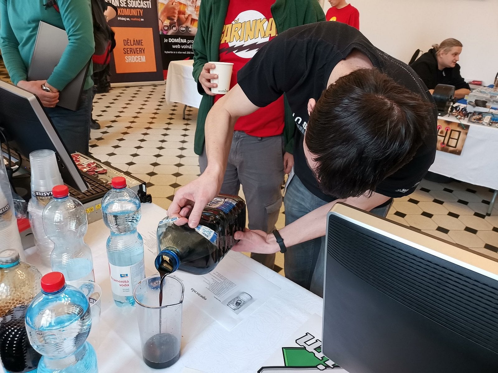 Poté musíme colový sirup zředit. Vezmeme jeden díl sirupu…