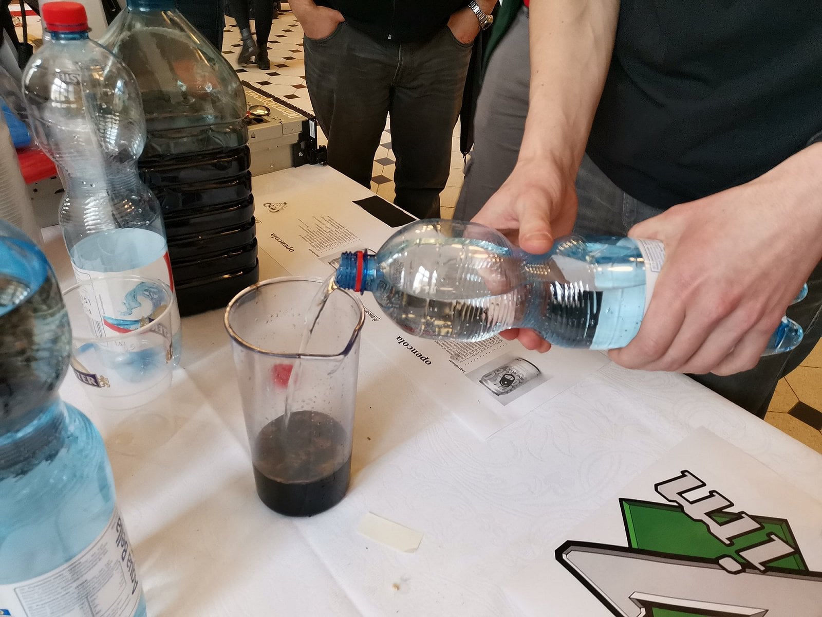 … a doplníme sedm dílů perlivé vody.