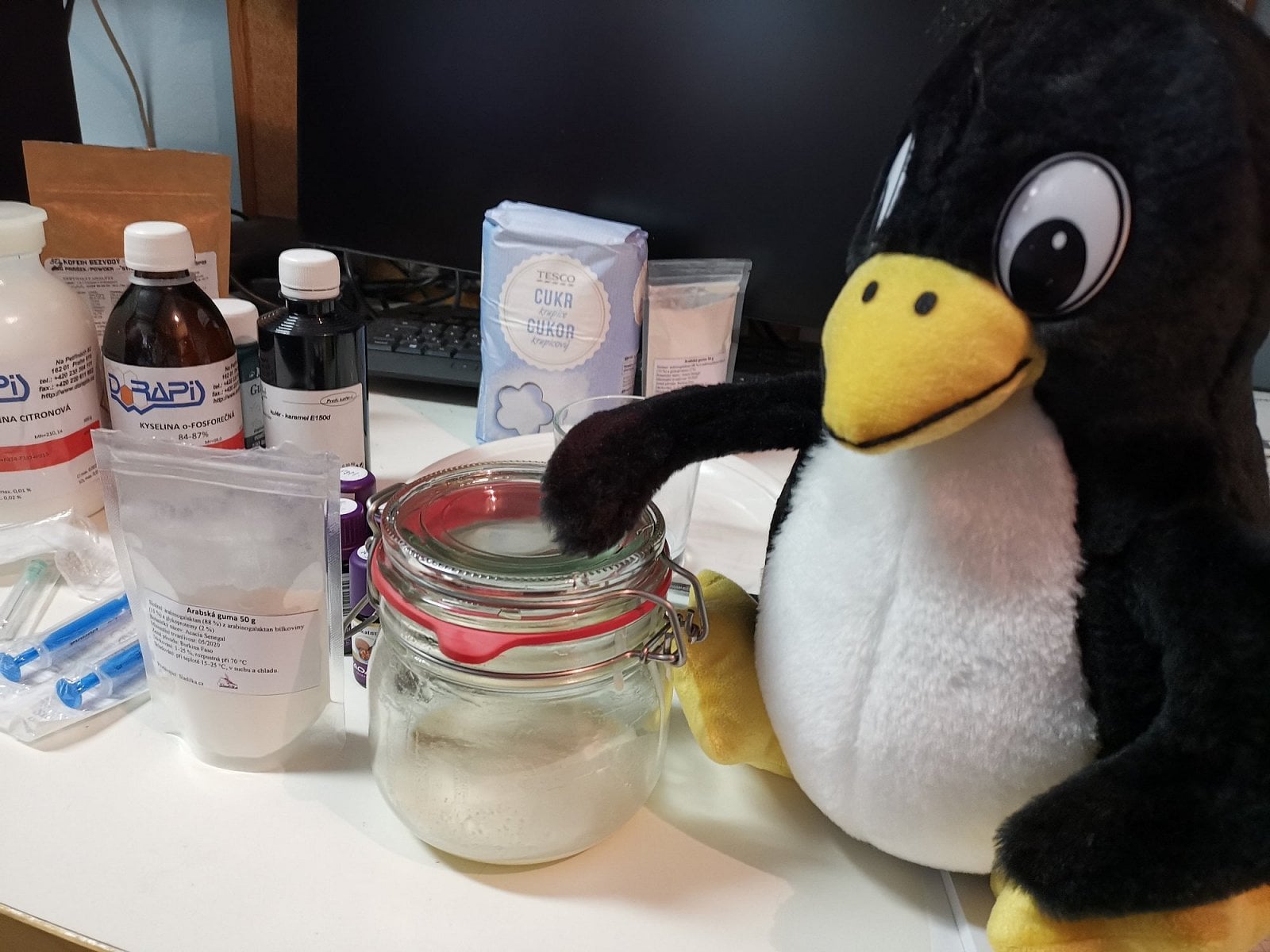 Arabská guma se smíchá s malým množstvím vody a za rychlého míchání se přilévá směs esenciálních olejů. Míchá se docela dlouho, dokud se tekutiny nespojí (vhodné je použít i ruční mixér s metlou). Na fotce v zavařovačce je už rozmíchaná směs.