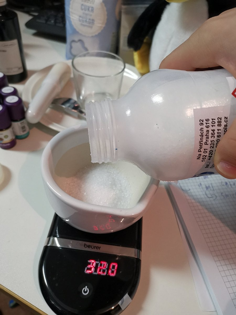 Pak se odměří dané množství kyseliny citronové (nebo fosforečné, záleží na vkusu každého spotřebitele), přidá se dané množství kofeinu (u nás výsledná kola měla 20 mg kofeinu na 100 ml), pak se přilije voda a směs se pořádně promíchá, dokud se vše nerozpustí.