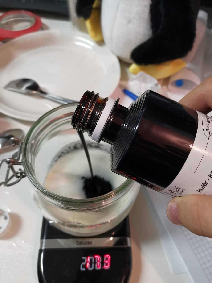 Obě směsi se nalijí do jedné, rozmíchají a přilije se barvivo.