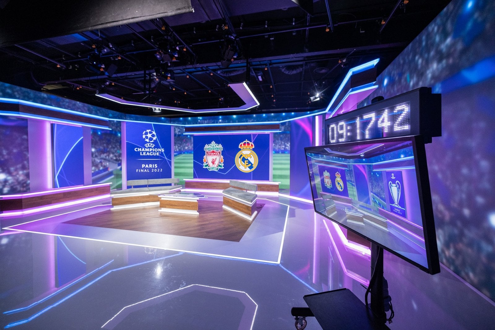 „Důležitá byla variabilita a trvanlivost povrchů. Není tu nic, co by se muselo v řádu měsíců nebo do roka měnit. Může tu být až šest hostů, ale také třeba jenom jeden pult, může tu být samotná moderace i prostor pro augmentovanou realitu,“ říká architekt Tomáš Jaroš.