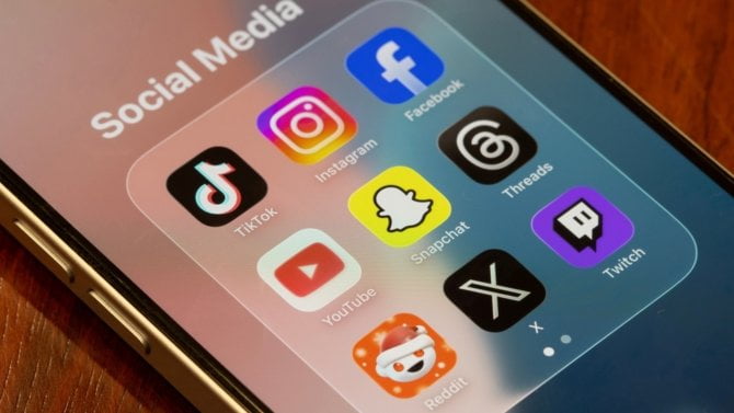 Mobilní telefon s aplikacemi sociálních sítí