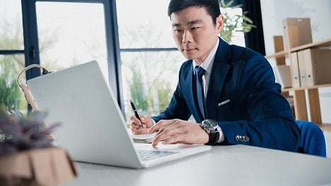 Náhledový obrázek - Bez makeupu ani ránu. Japonské byznysmeny ve středním věku zachvátila kosmetická horečka, chtějí se líbit na Zoomu