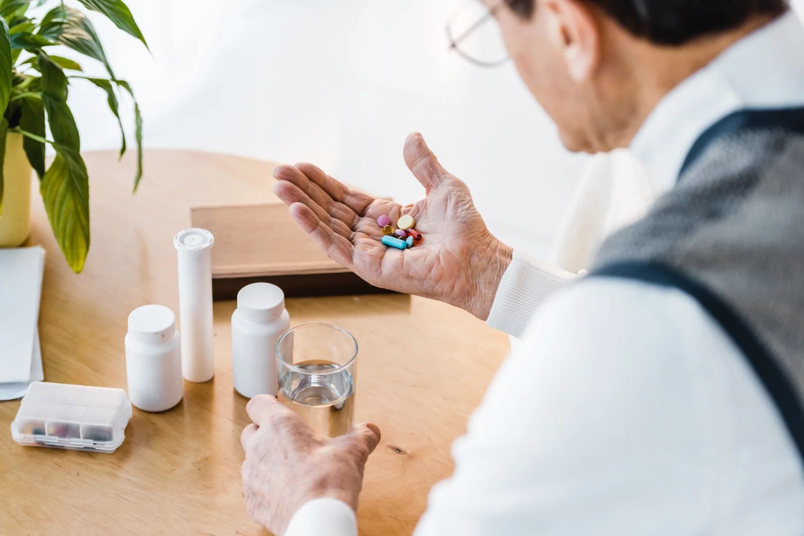 Přibližně 5 % pacientů s kampylobakteriózou musí brát antibiotika. U ostatních případů mají symptomy mírný průběh a během pár dní se samy ztratí.
