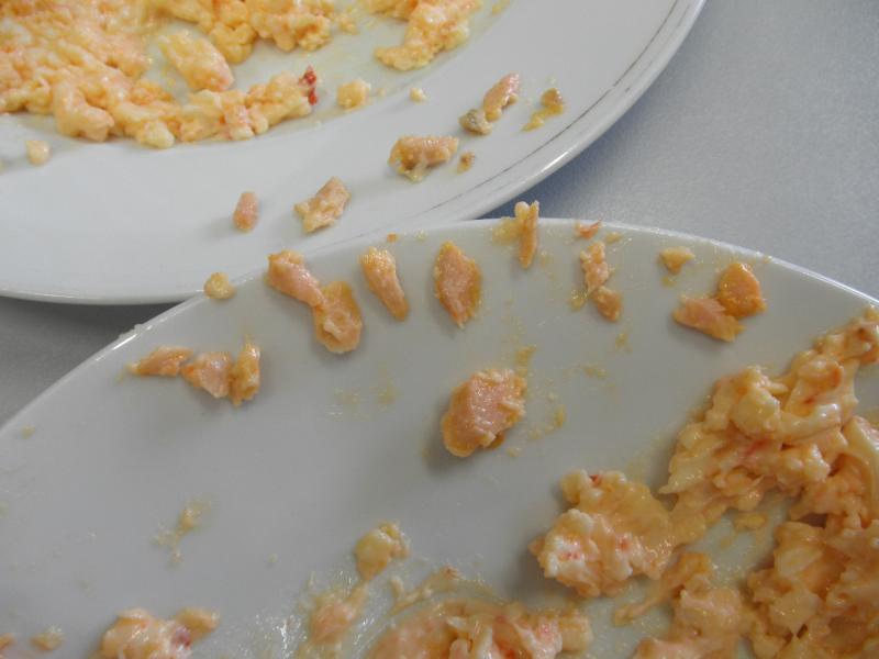 Velikonoční pikantní pomazánka s goudou. Kategorie: Nebezpečné potraviny. Nevyhovující parametr: vzhled. Výrobek obsahoval alergen - ojedinělé kousky rybího masa (svaloviny), který nebyl uveden ve složení. Potravina může způsobit vážné zdravotní komplikace lidem alergickým "na ryby". Výrobce: Lahůdky-Palma, spol. s r.o., Praha 6. Místo kontroly: Tesco Stores ČR a.s., Břeclav