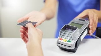 Pacient u lékaře platí kartou