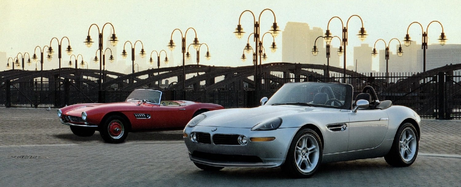 BMW Z8 nese některé vizuály slavného předchůdce, například linii zadních blatníků či obdobné designové ztvárnění přídě.