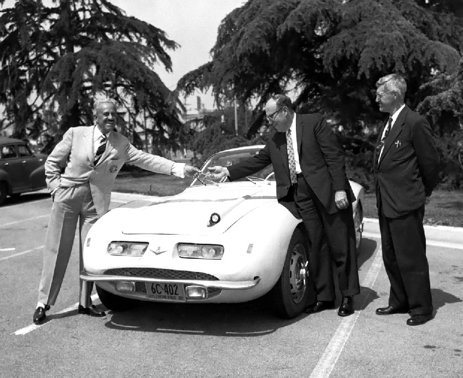 Vlevo vždy elegantní průmyslový designer Raymond Loewy nad unikátem BMW 507. Karosérii vytvořila společnost Pichon & Parat, která realizovala i další Loewyho projekty.