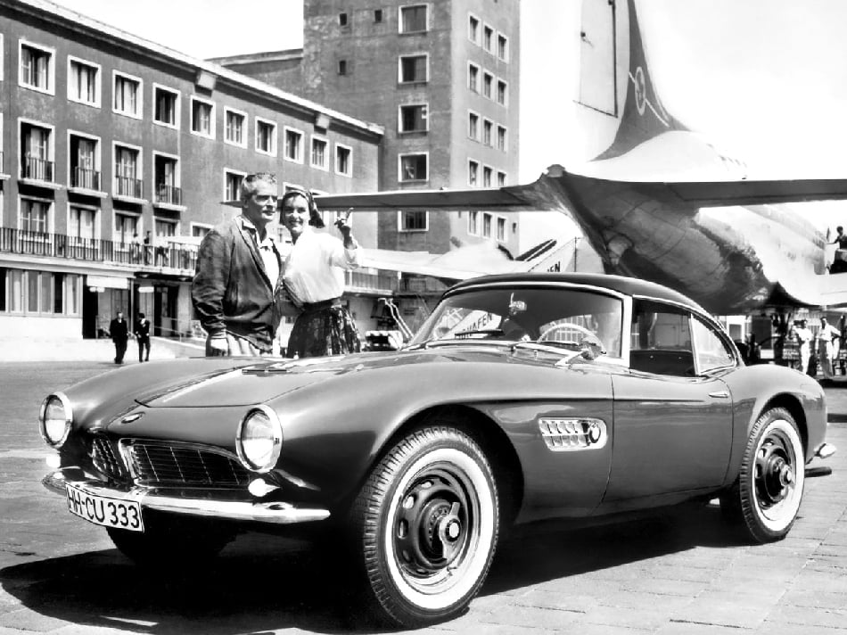 Doba „letadlových“ scén: porovnání s nejmodernější leteckou technikou používal Daimler-Benz, Opel, Saab, americký Ford i BMW. Křídlové matice kol byly na stručném seznamu příplatkové výbavy.