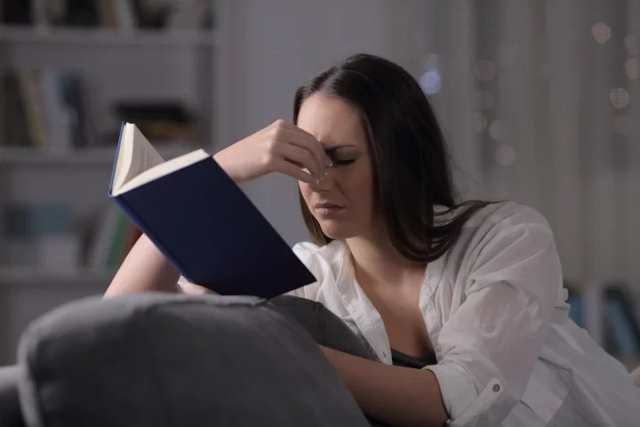 Dalekozrakost (hyperopie) je oční vada, při které člověk jasně vidí vzdálené předměty, ale má potíže se zaostřením na blízké předměty.