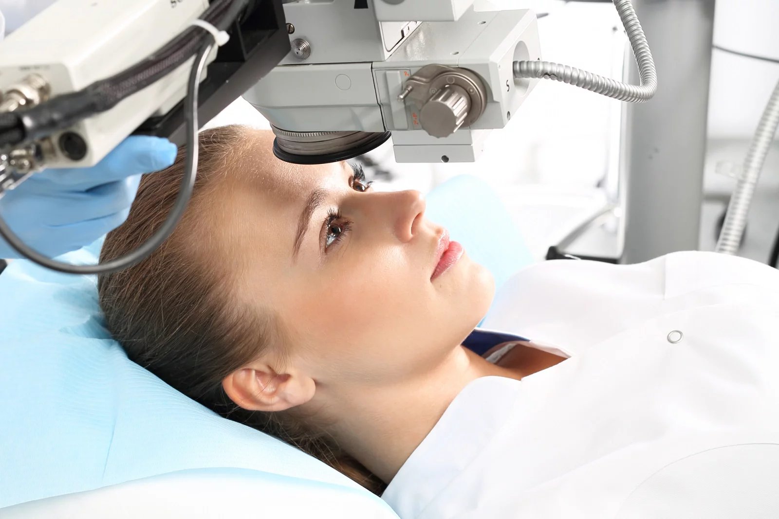 Jedním z dalších řešení léčby dalekozrakosti je laserová operace očí. Cílem této metody je úprava oční rohovky, čímž dochází k úplnému odstranění problému.