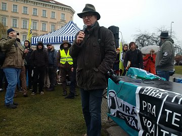 Spisovatel a publicista Ondřej Neff během proslovu.