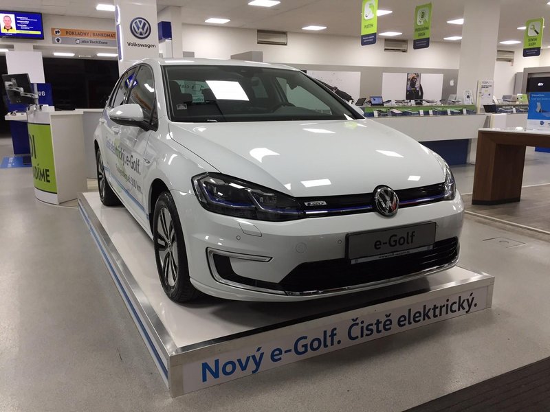  Elektromobil Volkswagen e-Golf na prodejně Alza.cz