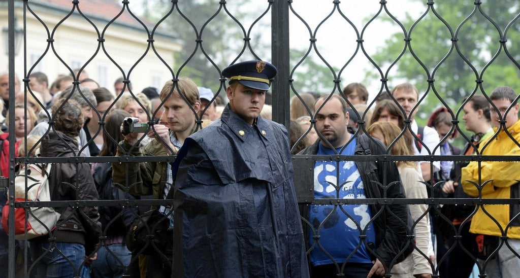 2012-05-korunovac48dnc3ad-klenoty-si-kvc5afli-dec5a1ti-pc599ic5a