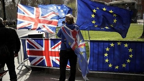 Náhledový obrázek - Přípravy na brexit. Británie vydává pasy bez „Evropské unie“ na obálce