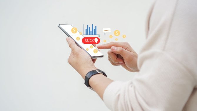 záběr na ruku muže, který se dotýká dotykové obrazovky smartphonu, aby pomocí marketingového nástroje oznámil propagační akci a speciální nabídku a zkontroloval výzkum návštěvnosti programu platby za kliknutí na webové stránce pro online obchodní koncept