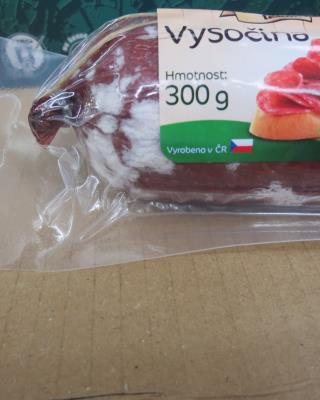 Vysočina. Kategorie: Nebezpečné potraviny. Nevyhovující parametr: plísně okem viditelné. 
Na povrchu potraviny se vyskytovala plíseň bílé barvy. Potravina neměla prošlé datum minimální trvanlivosti. Při kontrole nebyly zjištěny nevyhovující teplotní podmínky skladování tohoto výrobku. Výrpbce: KMOTR - Masna, Kroměříž a.s. Místo kontroly: Penny Market s.r.o., Chlumec nad Cidlinou