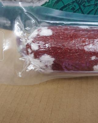 Vysočina. Kategorie: Nebezpečné potraviny. Nevyhovující parametr: plísně okem viditelné. 
Na povrchu potraviny se vyskytovala plíseň bílé barvy. Potravina neměla prošlé datum minimální trvanlivosti. Při kontrole nebyly zjištěny nevyhovující teplotní podmínky skladování tohoto výrobku. Výrpbce: KMOTR - Masna, Kroměříž a.s. Místo kontroly: Penny Market s.r.o., Chlumec nad Cidlinou