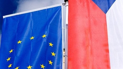 Náhledový obrázek - Průzkum: většina Čechů si myslí, že rozhodnutí EU nejsou v zájmu Česka