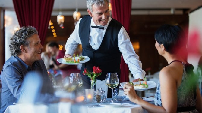 Gastronomie jako orchestr emocí. Tajné triky restaurací, díky nimž se z obyčejné večeře stává drahý a nezapomenutelný večer