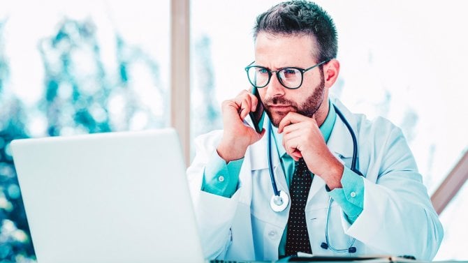 Šéf volá lékaři. Může mu potvrdit, že jste tam v pracovní době skutečně byli?