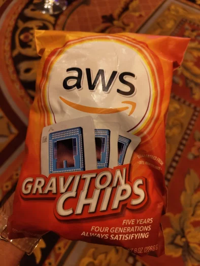 Čipsy AWS s čipy Graviton, které si Amazon pro svůj cloud sám vyvíjí (součást cateringu na konferenci re:Invent)