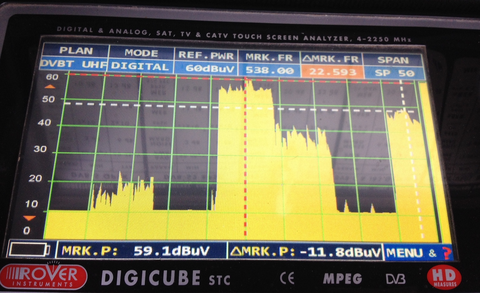 Takto vypadalo spektrum ve většině lokalit, kde bylo provedeno měření. Na kanále 29 je směs Gaisbergu a Vítkova hrádku. Úroveň vysoká (60 dBuV), avšak signál zcela rozbitý. Odlišit je nedokážeme, jak silný je ale asi Gaisberg si lze udělat představu podle již zmíněného kanálu 32, který se nachází zcela vpravo na obrazovce (50 dBuV).