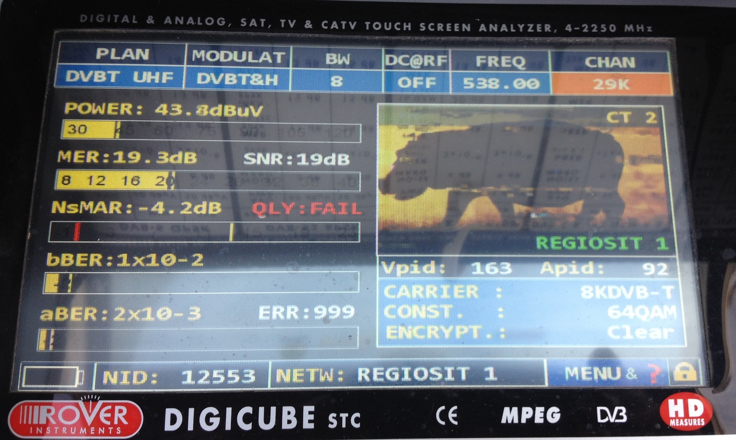 I tak je vidět, že parametry příjmu jsou tragické, o čemž hovoří nápis FAIL, tj. zcela nedostatečná kvalita signálu.  Parametr MER je jen 19dB, tedy opět zcela nedostačující, bitové chybovosti také nevyhovující. Úroveň je však více než dostatečná, což svědčí o tom, že se na signálu podílí i silný Gaisberg.