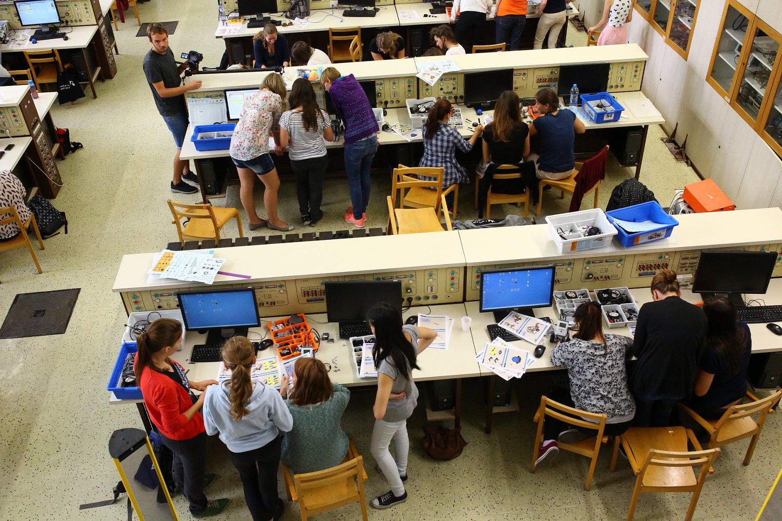 Letní škola Czechitas: Na FELu se programovali i roboti