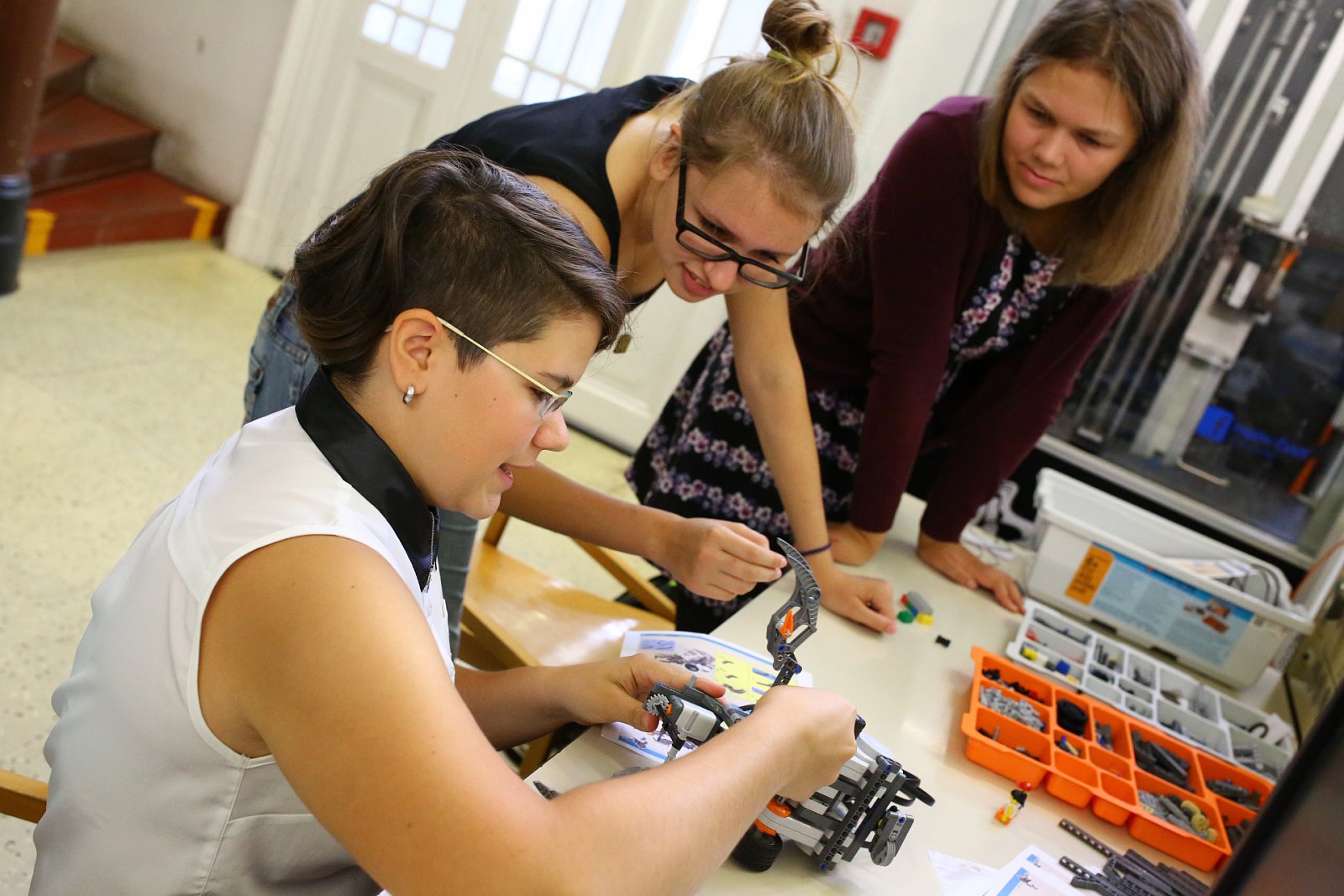 Letní škola Czechitas: Na FELu se programovali i roboti