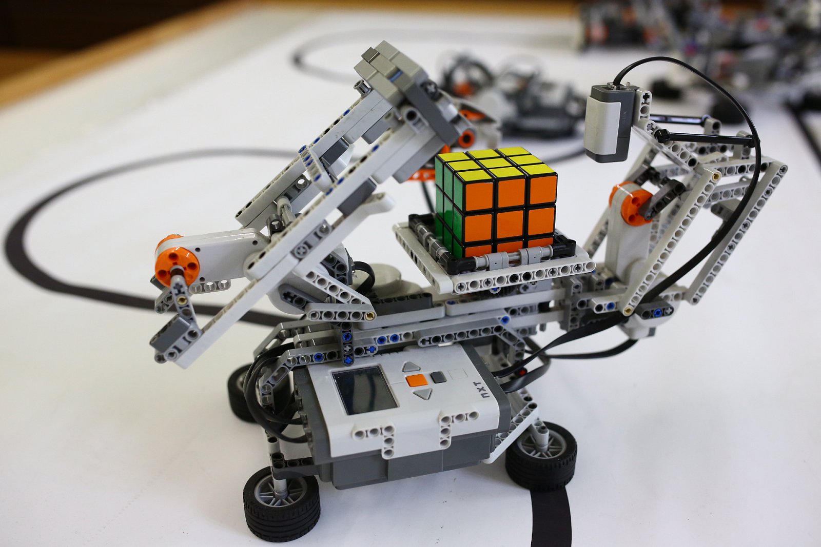 Letní škola Czechitas: Na FELu se programovali i roboti