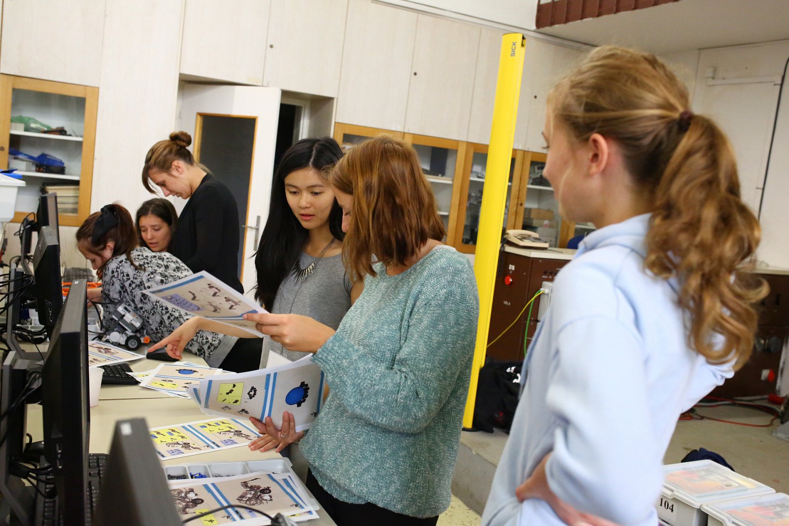Letní škola Czechitas: Na FELu se programovali i roboti
