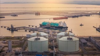 Tanker na LNG (zkapalněný zemní plyn) zakotvený u plynových koncových nádržích pro skladování