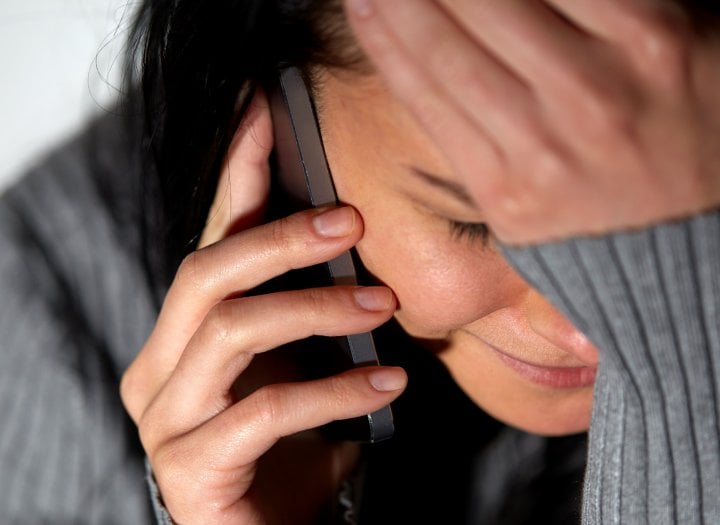 Autor: Shutterstock Zoufalá žena telefonuje