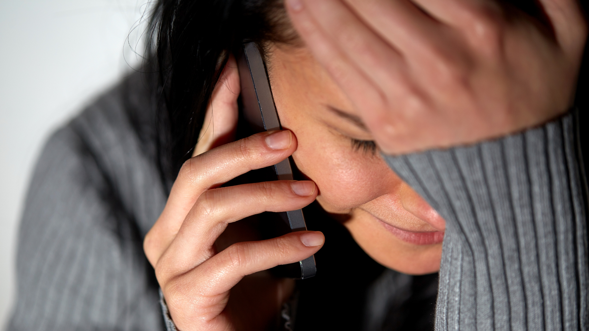 Zoufalá žena telefonuje