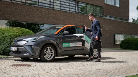 Náhledový obrázek - Sdílená auta stále více využívají i tuzemské firmy. Carsharing jim šetří náklady, zaměstnanci oceňují snadné parkování