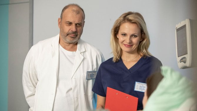 Jak se „operuje“ a „léčí“ v Ordinaci v růžové zahradě 2