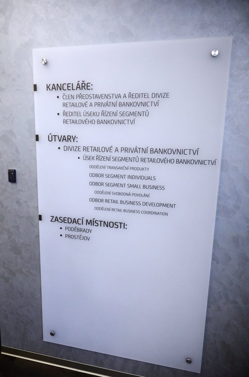 Informační tabule, která se nachází v každém patře.