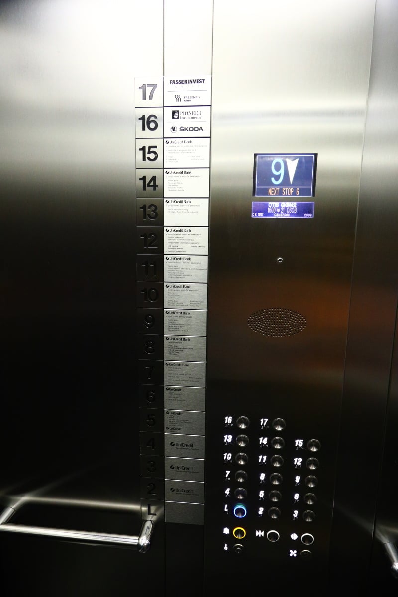 Budova má 17 pater a ve všech sídlí UniCredit Bank.