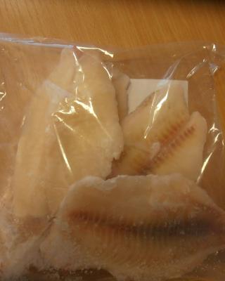 Tilapia filety bez kůže a kosti. Kategorie: Falšované potraviny. Nevyhovující parametr: obsah masa. Výrobek obsahoval podstatně méně masa, než bylo uvedeno na obale. Země výroby: Polsko. Místo kontroly: Tesco Stores ČR a.s., Most