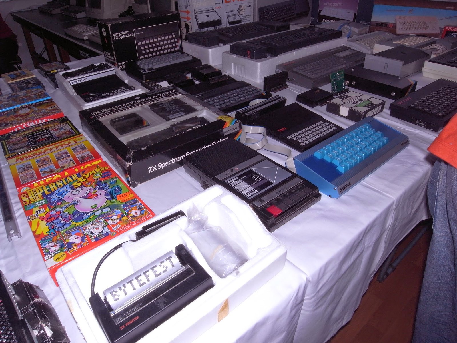 Tradiční výstavka Sinclair-compatible, majitel A.I.D.S.