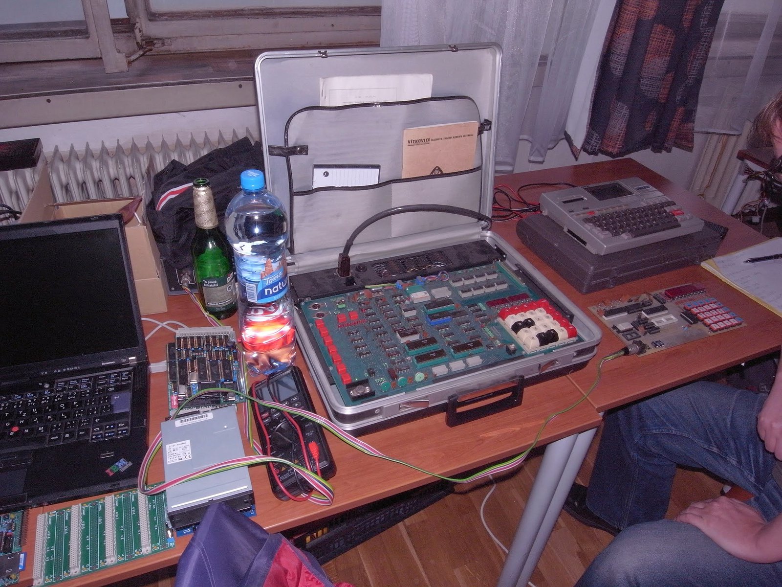 Jednodeskové počítače, to malé vpravo je PMI-80, někteří znají z průmyslovek, dokonce jedny laborky z předmětu Diagnostika a spolehlivost jsem s tímto výtvorem absolvoval. Sběratelská cena je okolo 2000 Kč.