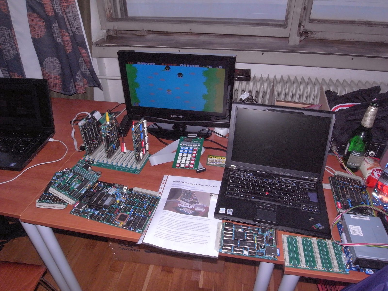 Jakýsi moderní mikropočítač sestavený ve stylu přelomu 70./80. let z dílny Martin8bity.