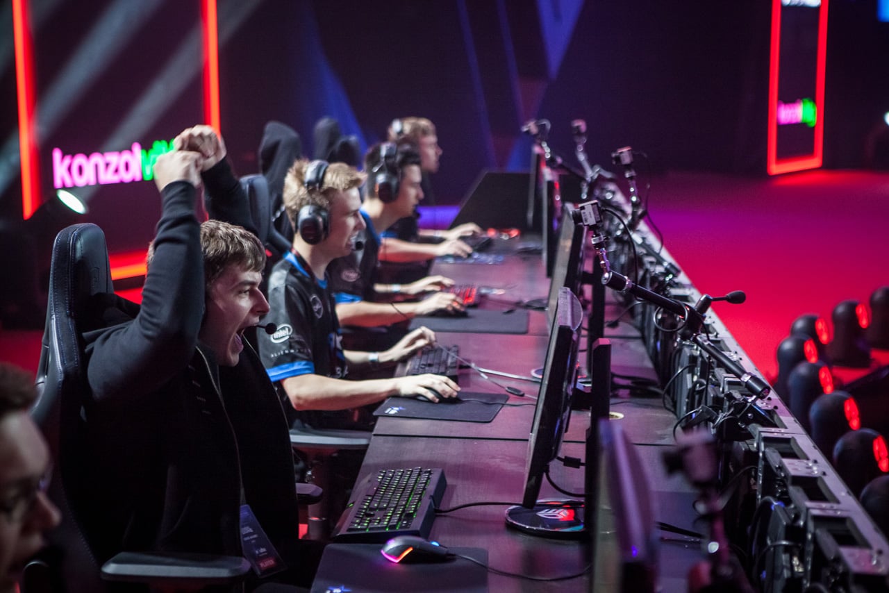 League of Legends tým eSuba na turnaji V4 Future Sport Festival