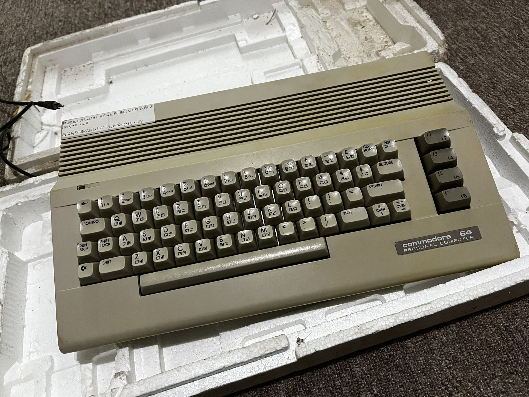 Samotný počítač C64 v původním stavu.