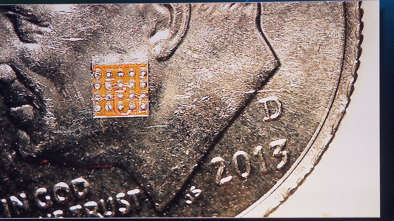 Další miniaturní čip, mnohonásobně menší než čtvrtťák.