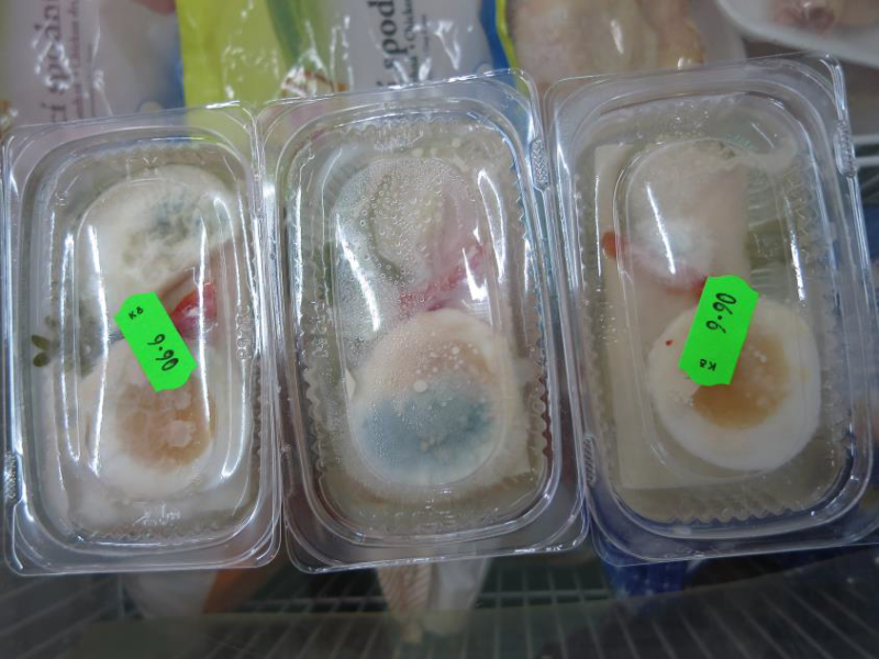 Alex & Ly, Potraviny Jahoda, Ostrava-Mariánské Hory: Šunkový závitek v aspiku - na povrchu potraviny byla patrná plíseň viditelná pouhým okem. Potravina měla prošlé datum použitelnosti.