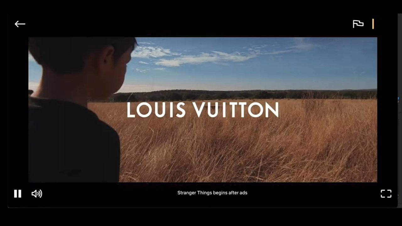 Reklama před pořadem, dole je doplňková informace, že seriál začne po přehrání reklamy.