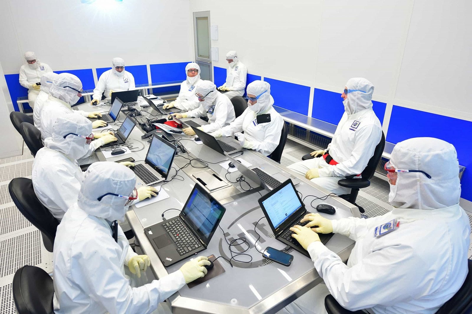 2019-02-Provoz-a-prace-v-cleanroomu-tovarny-firmy-Intel-v-Hillsb